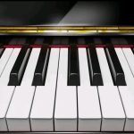 لعبة البيانو الحقيقي على لوحة المفاتيح